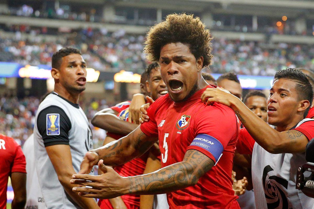 巴拿马队赛前唱国歌热泪盈眶,巴拿马球员高唱国歌流泪