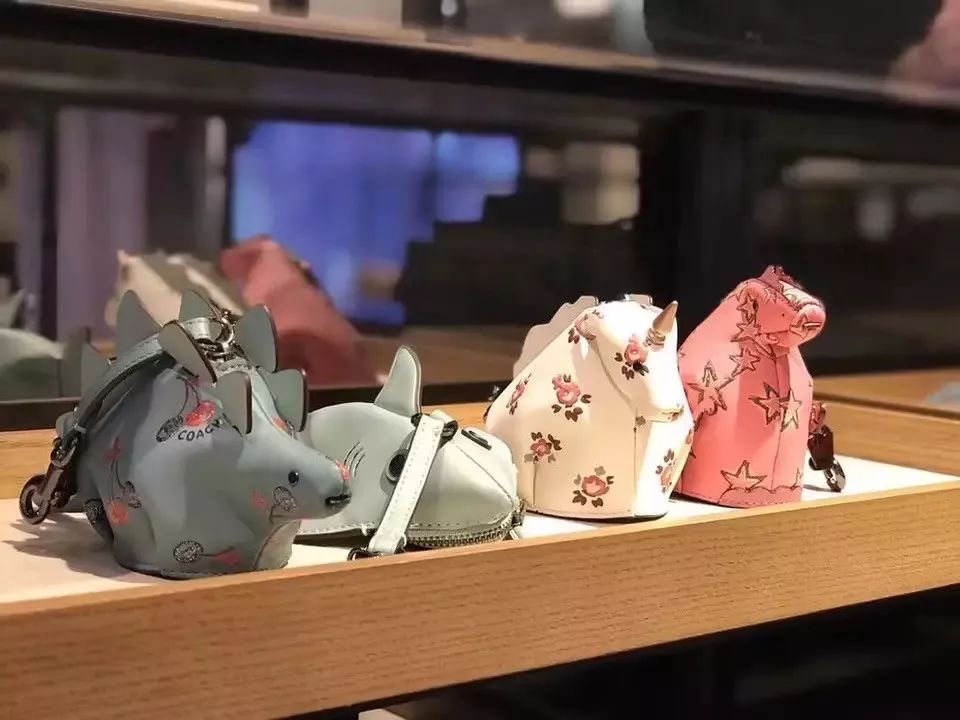 lv定制款狗狗包,lv上画熊猫的包