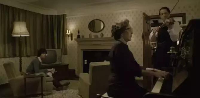 不愧是腐国!把真实丑闻拍成顶级英剧,感受下两大主角的颜值暴击