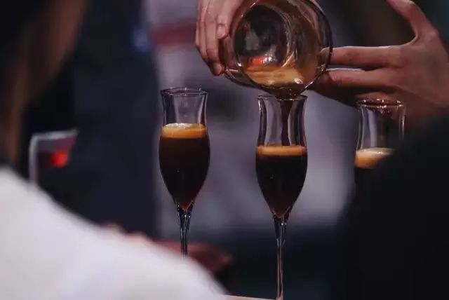 喝咖啡玻璃杯还是陶瓷杯,喝咖啡用陶瓷杯还是玻璃杯