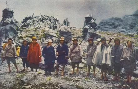 为什么少数民族衣服花里胡哨,为什么少数民族都有服装