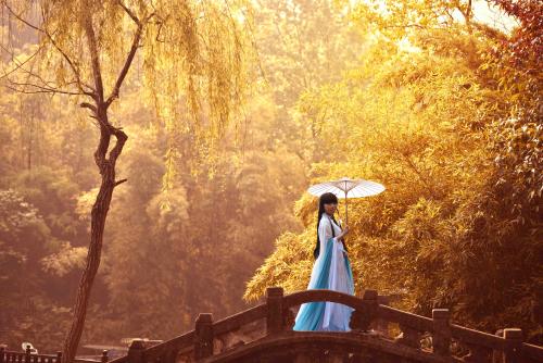 商场女精英被亲叔坑掉家产,投河自尽却意外穿越,还捡了个帅老公