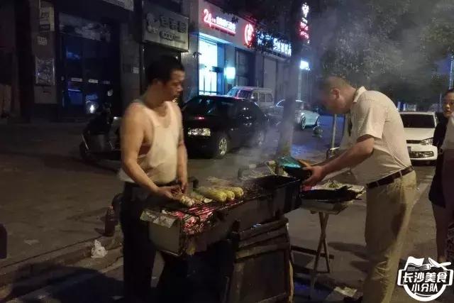 不管有没有世界杯,这家几平方的无名烧烤摊,牛肉串都要预定!