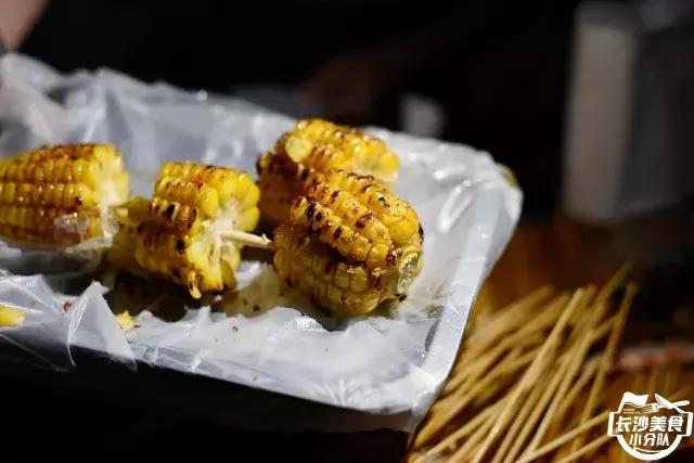 不管有没有世界杯，这家几平方的无名烧烤摊，牛肉串都要预定！