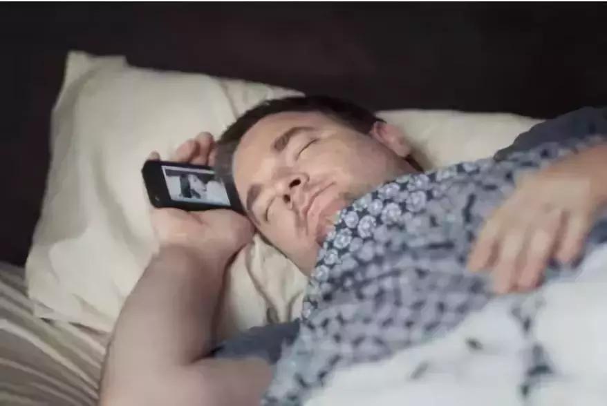 玩手机得脑瘤的几率大吗,玩手机多长时间会得脑瘤