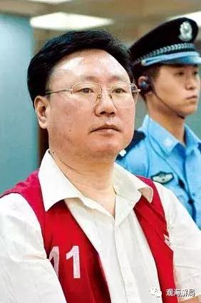 球员打球迷被红牌罚下,所有球员被红牌罚下