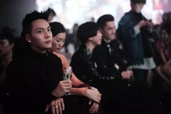 鹿晗右手食指戴戒指,鹿晗戒指戴无名指