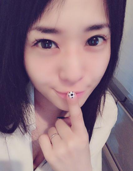 苍井空深夜心系世界杯，自爆老公也是球迷，爱球超过爱她