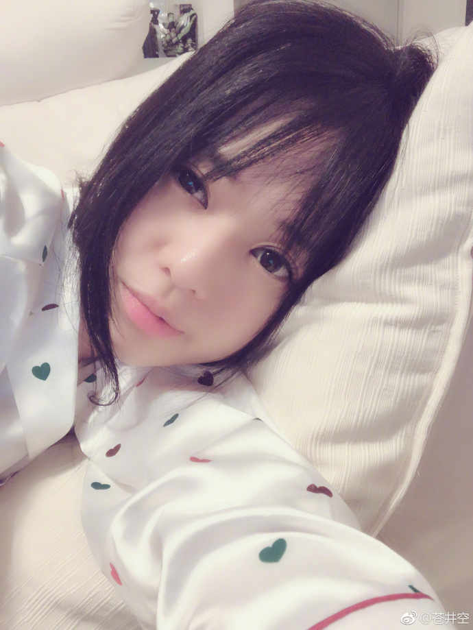 怎样简单画出咬唇妆,唇线减龄画法