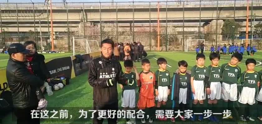 日本2-1击败日本国内球迷反应,球迷欣喜若狂街头庆祝日本战胜