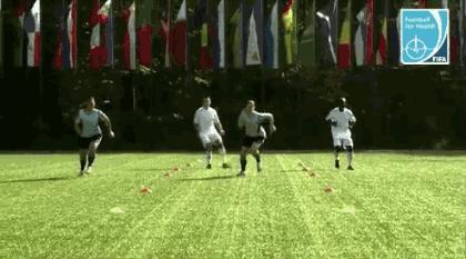 踢球注意脚不要受伤,踢球前热身多久合适