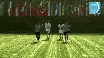 踢球注意脚不要受伤,踢球必做热身