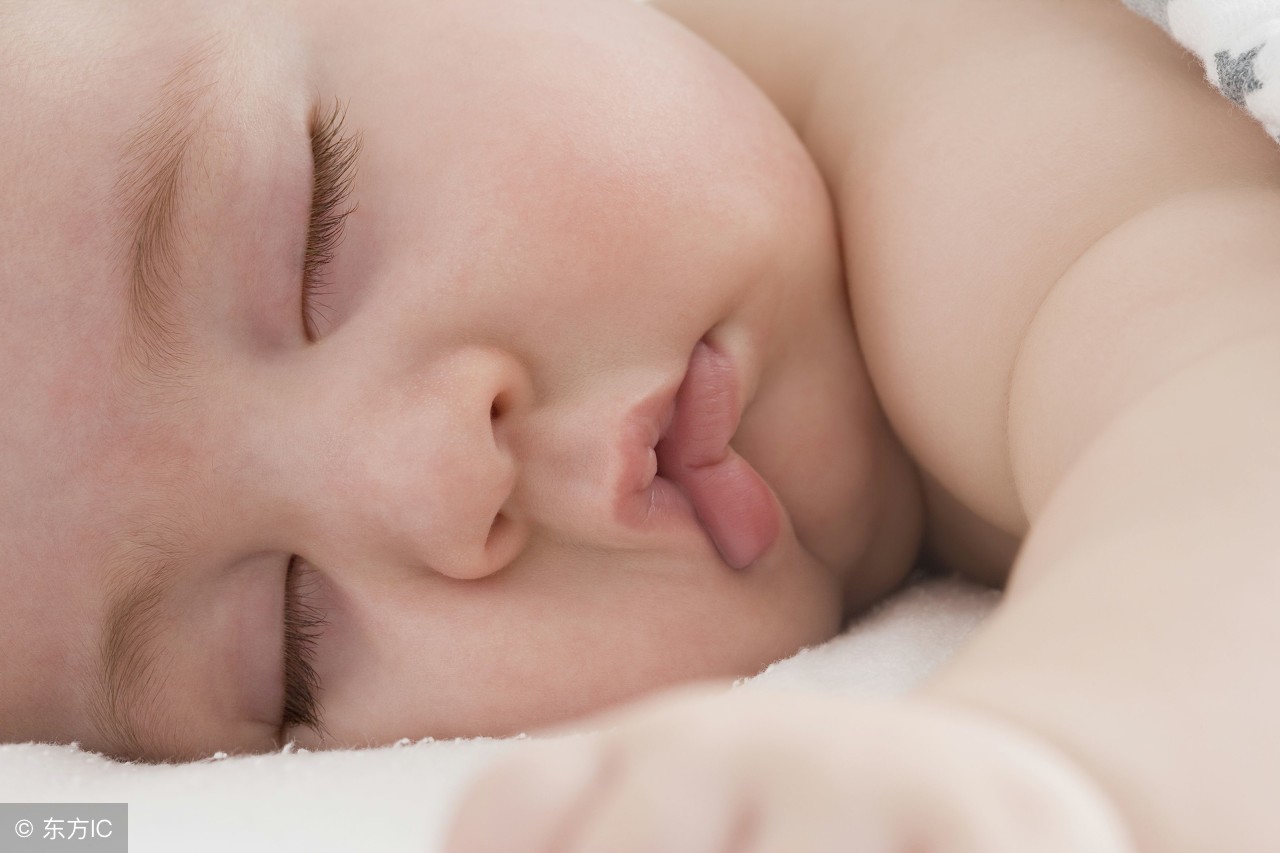 十多天宝宝睡觉易醒哭闹如何解决,宝宝白天黑夜瞌睡颠倒如何调整