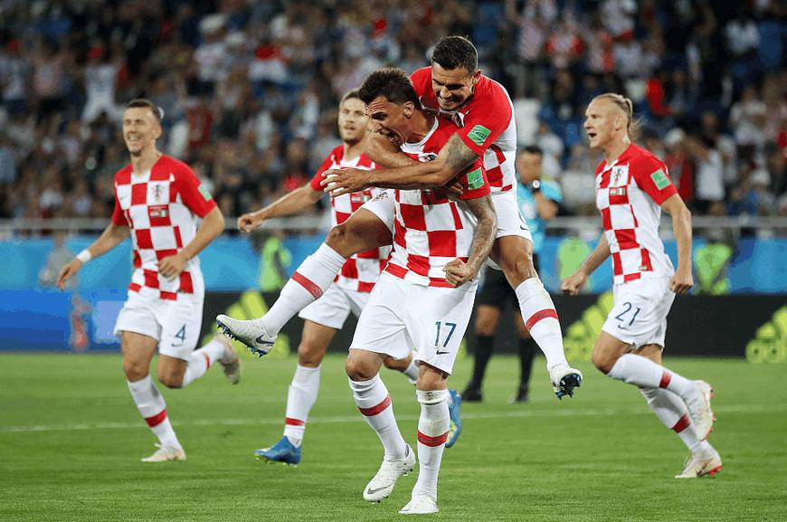 梅西被对手压倒,梅西被马拉多纳扛起来