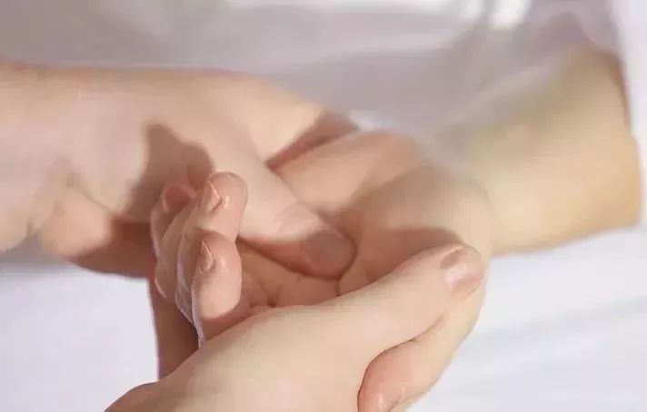 小时候被蚊子咬妈妈用土方法止痒,在野外被蚊子咬了可以用唾液止痒