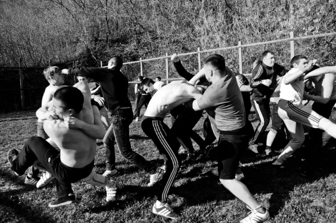 俄罗斯暴打英国足球流氓,俄罗斯足球怎么这么强