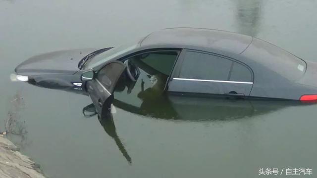 汽车掉进水里怎么逃生,车子掉进水里最佳自救
