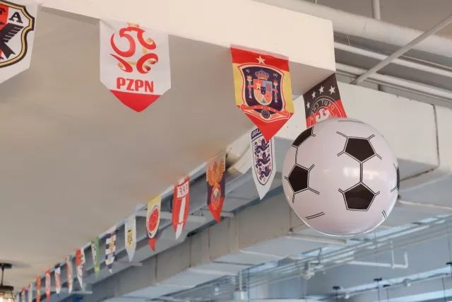 在公司露台看球！室内还是室外？pick一下