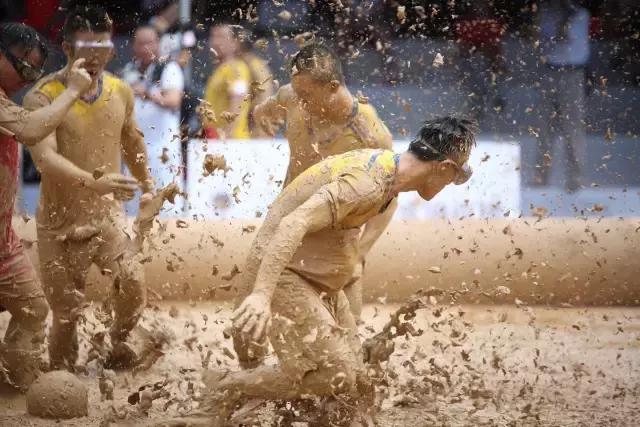 世界杯足球爱心庆祝动作,泥浆足球世界杯