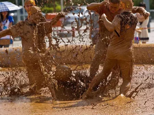 世界杯足球爱心庆祝动作,泥浆足球世界杯