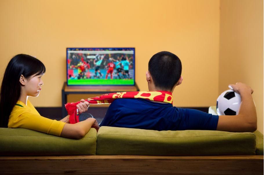 女生陪男友看世界杯,女生陪男朋友熬夜看球