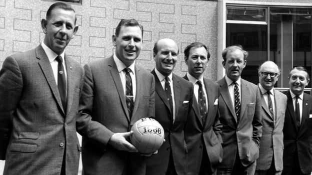 足球正规比赛中的黄牌和红牌,足球比赛中的黄牌和红牌