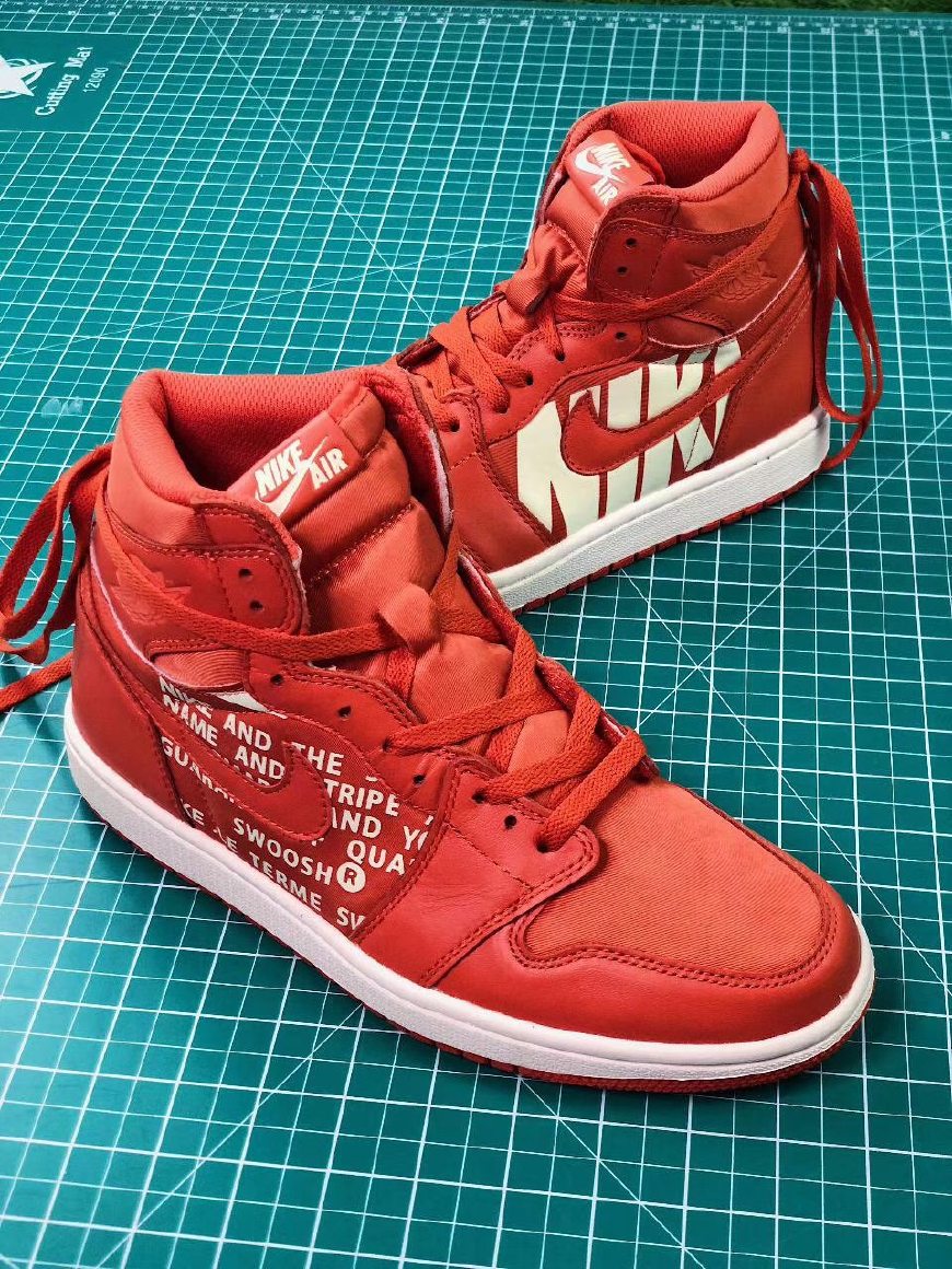 AJ1橘红、yeezy白斑马、ClotXAF1白丝绸、黑*弹子**哪双会更style