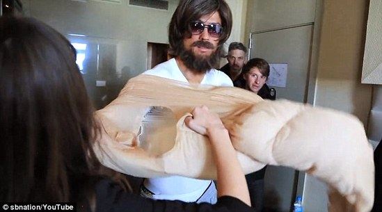 c罗扮流浪汉街头秀球技,c罗第二次街头扮流浪汉被认出