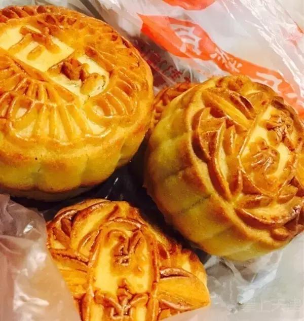 天津传统煎饼果子 (煎饼果子是天津人的小吃)