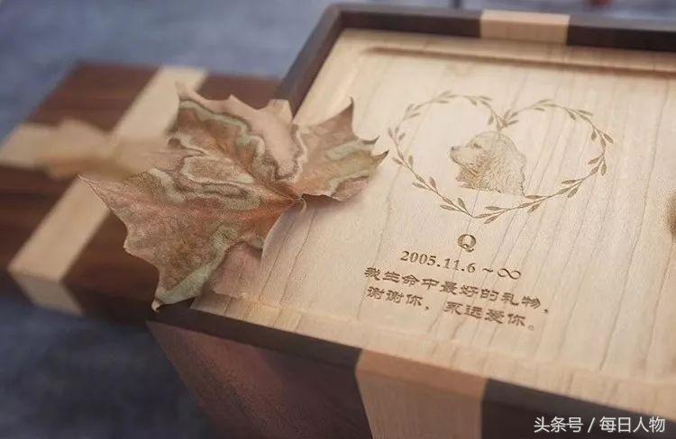 北京女子为狗立碑,北京女子做墓碑送宠物