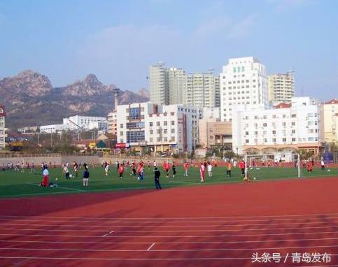 青岛比较好的足球场,不要只顾着踢足球