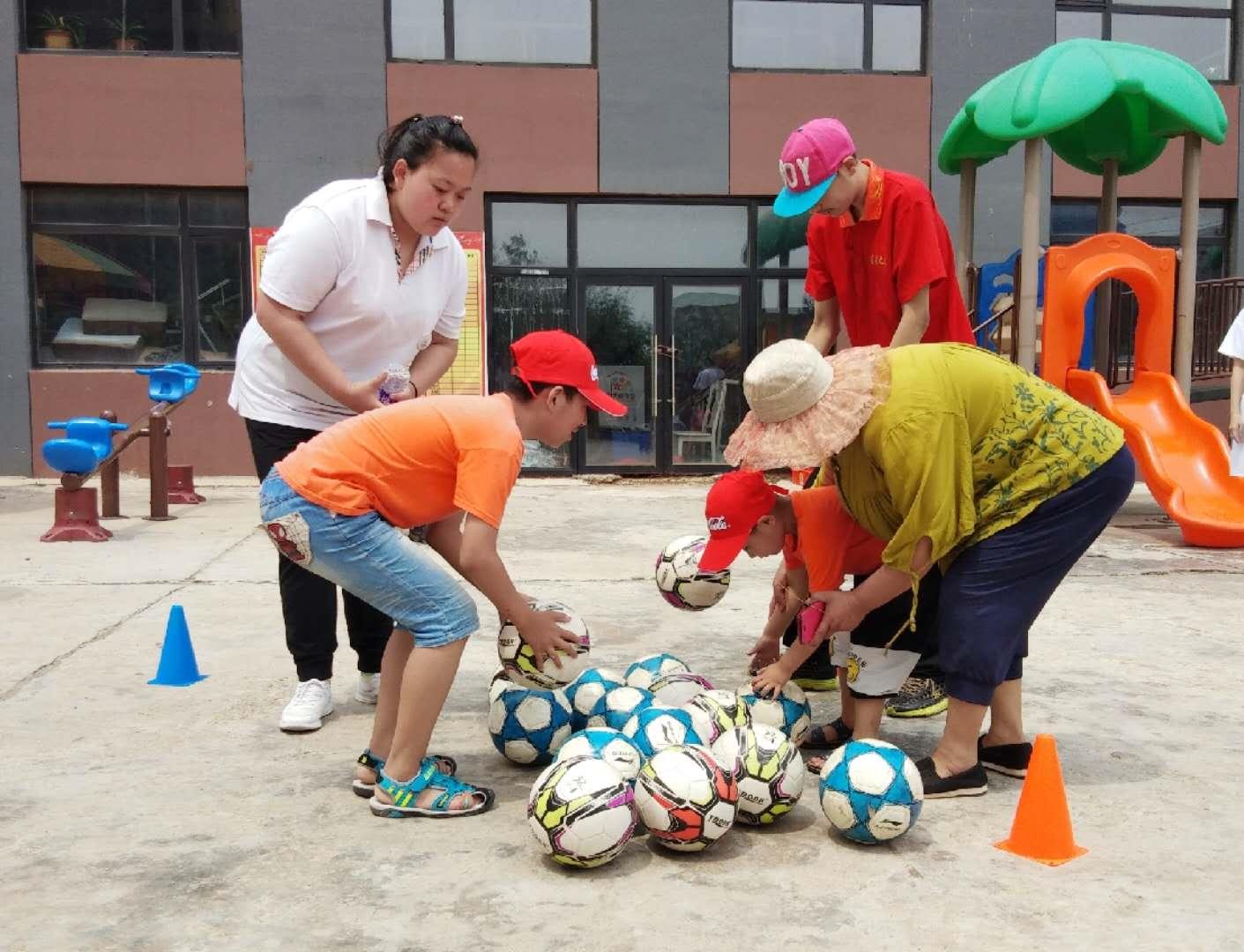 用足球的快乐点亮温暖的世界-辽宁中可带领星星的孩子感受世界杯
