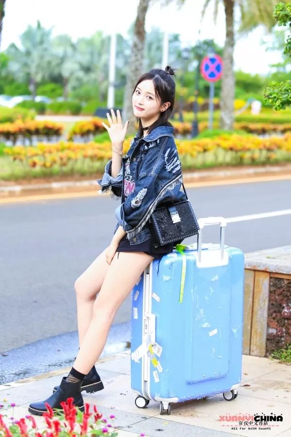 被101小姐姐的颜值折服，可看腿你就吃鲸了！