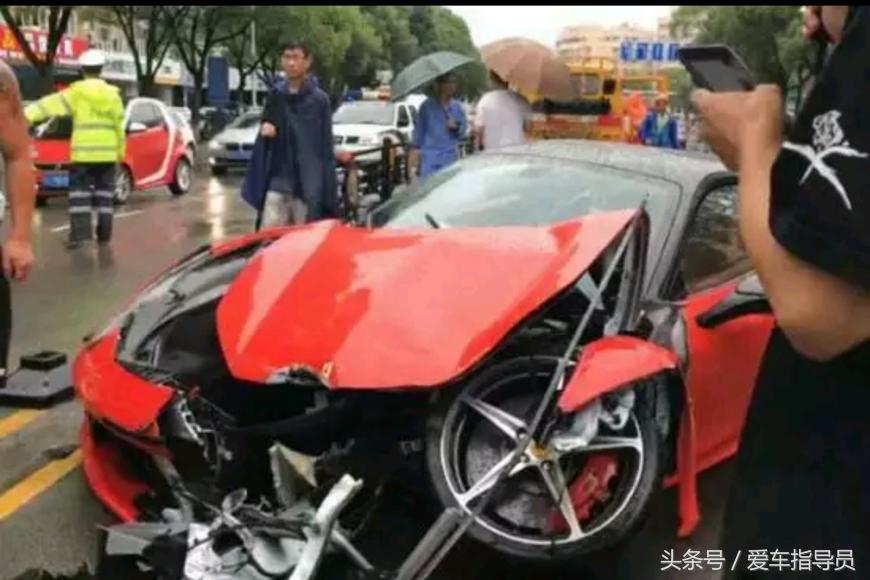 两名18岁小伙租法拉利撞车,女子租法拉利撞马自达