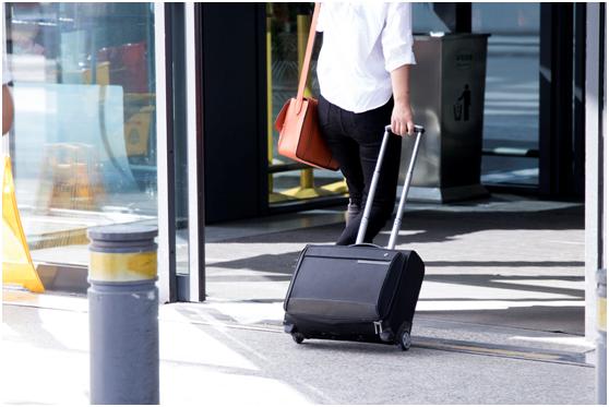 中国游客离开缅甸时，送给男导游这个礼物，导游马上红了眼！