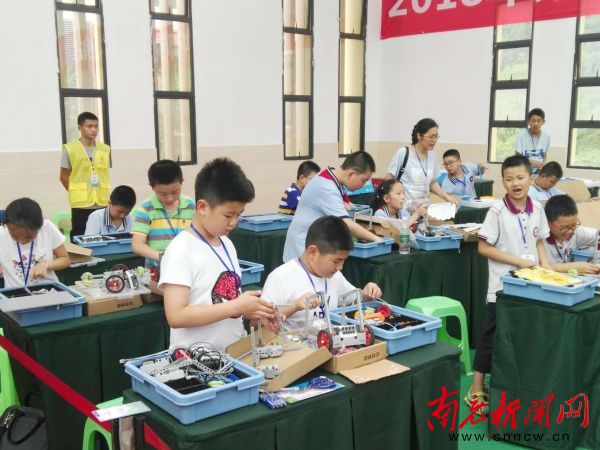 小朋友参加机器人比赛,我市小学生参加全省机器人竞赛