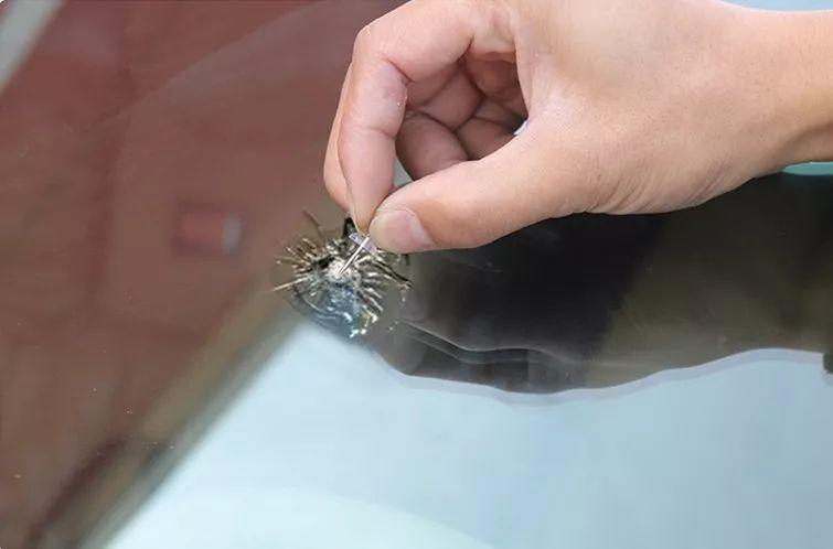 挡风玻璃坏了一个缝怎么修复,后挡风玻璃坏了修复多少钱