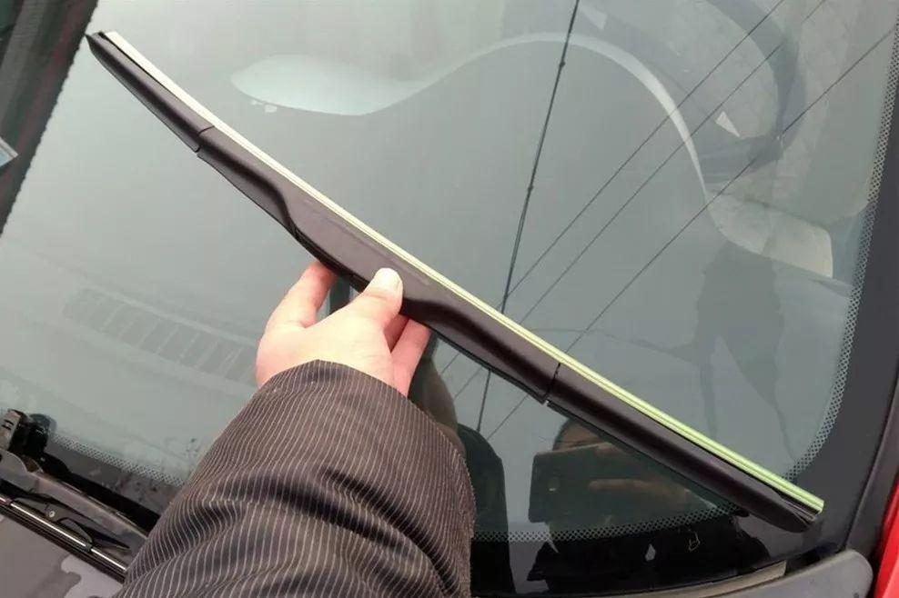 挡风玻璃坏了一个缝怎么修复,后挡风玻璃坏了修复多少钱