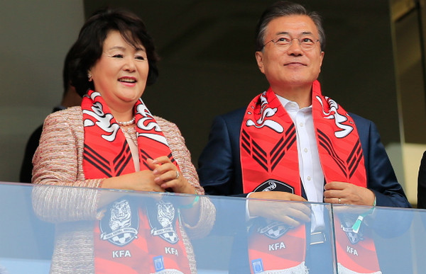 文在寅安慰孙兴慜,孙兴慜哭了德布劳内安慰