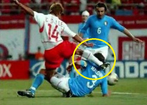 丢人到国际！世界网友热议韩国*力暴**足球：我以为我看的是武术比赛