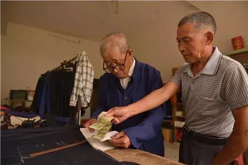 六旬老人坚守铁匠铺,老人坚守裁缝生涯四十载