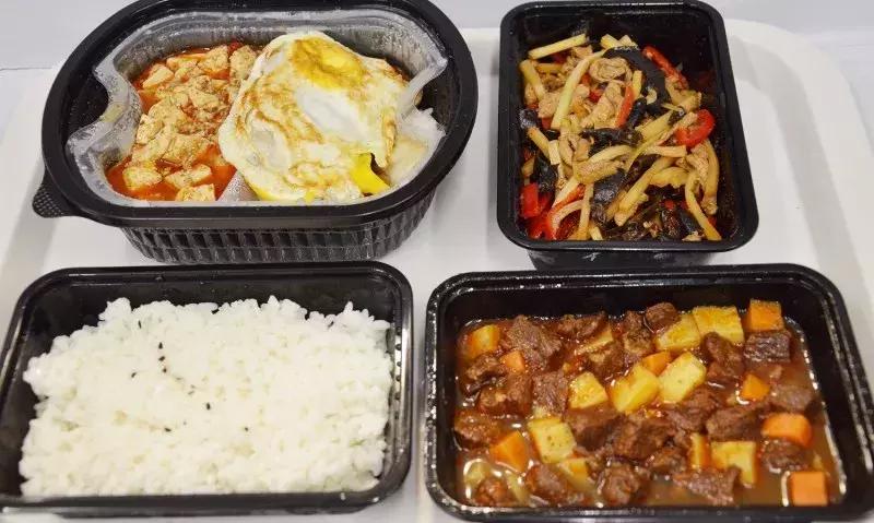 武汉美食必吃推荐粮道街饼夹烧卖,武汉一元路怪味烧饼几点开门