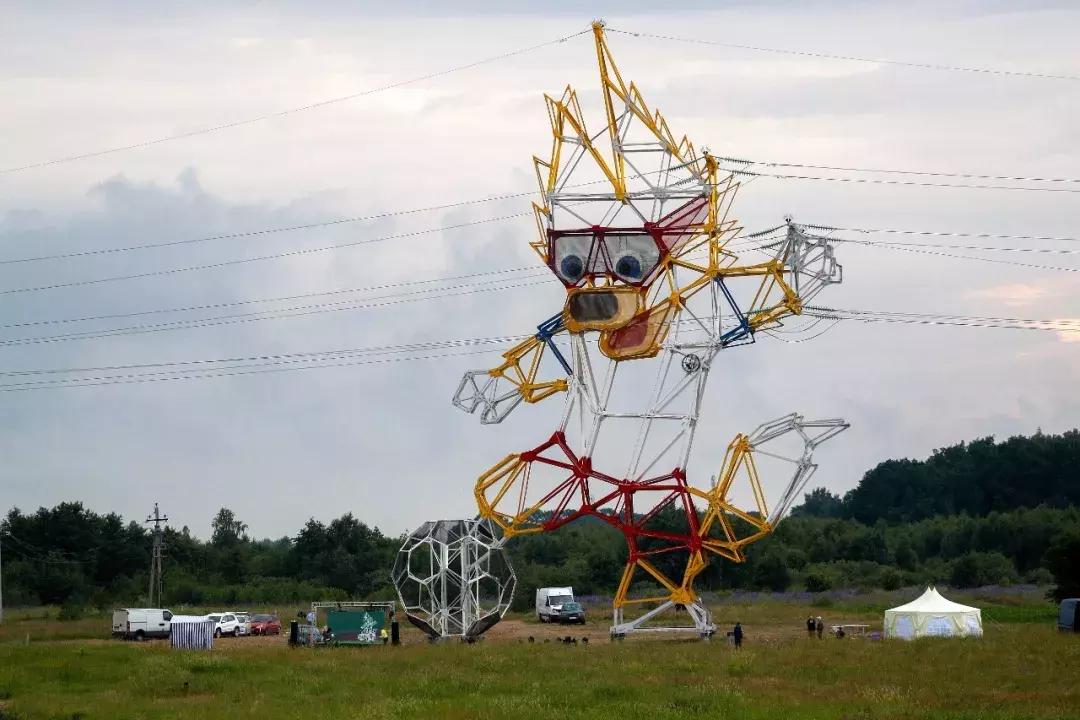 玩转世界杯，俄罗斯人居然连电力铁塔都不放过~