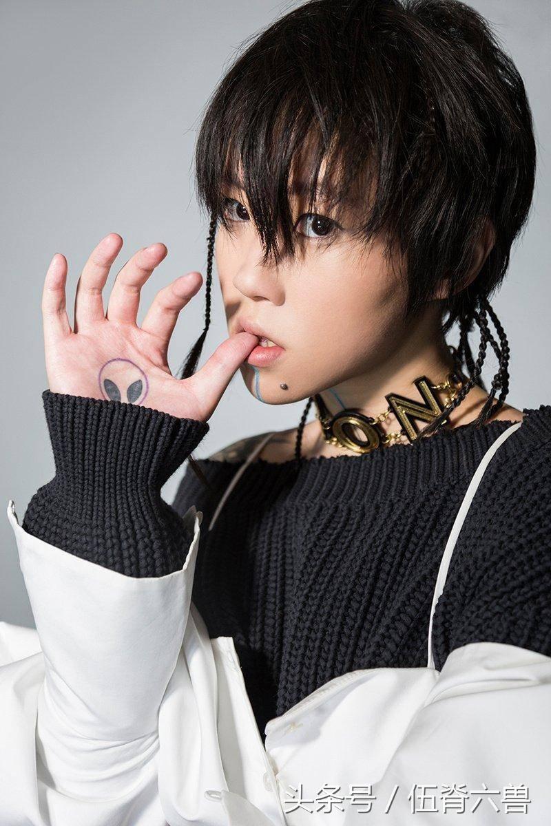 坐经济舱一看旁边是“天后女儿”，随手带10块钱水杯成亮点！