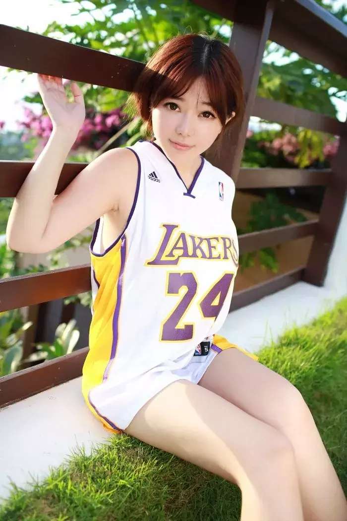 过瘾不？看完足球宝贝口水直喷，一双大长腿外搭长袜……