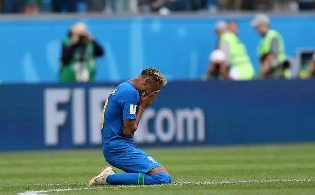 梅西和c罗内马尔的暖心举动,梅西打破男儿本色c罗内马尔