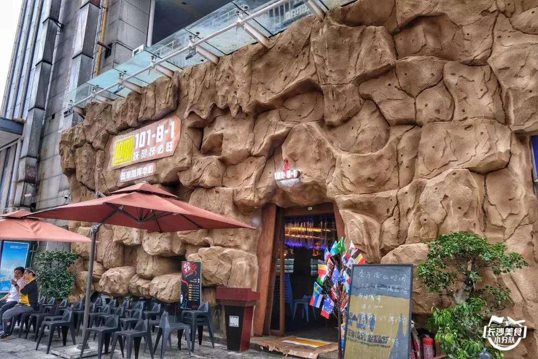 情怀总被烂梗消费,网红串串店长沙