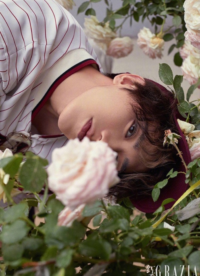 蔡徐坤登杂志封面棒球衣撞衫王俊凯两位运动男孩谁更帅一点？