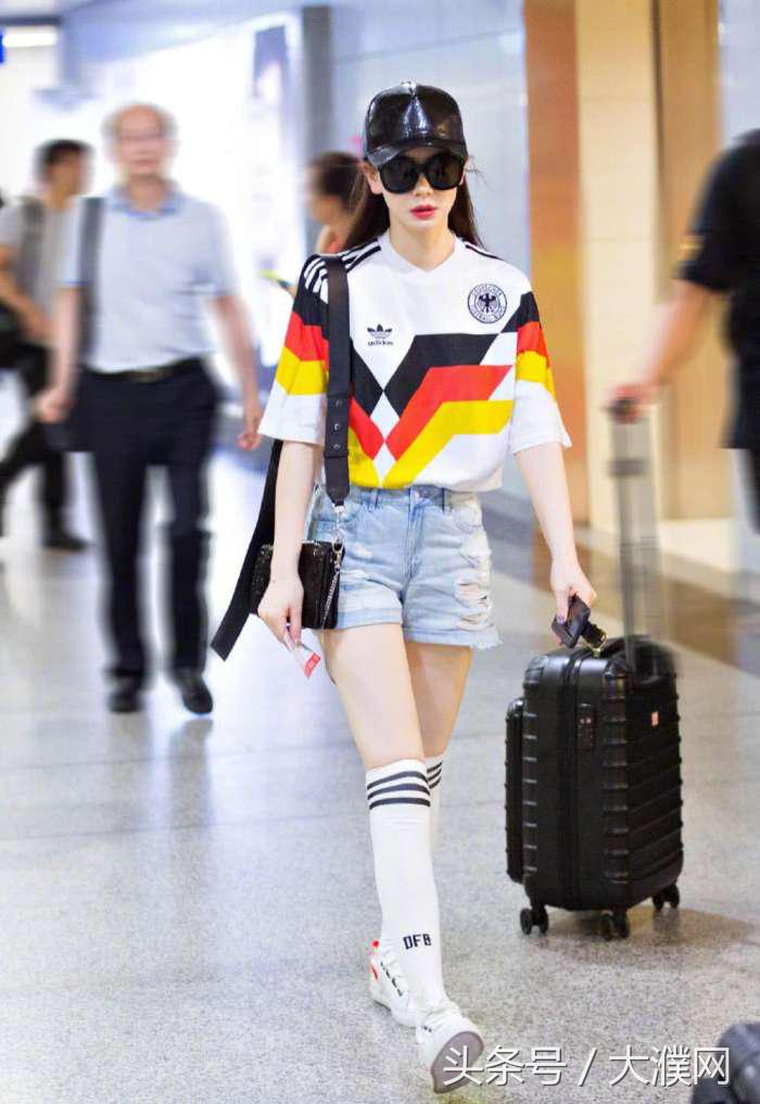 戚薇长筒袜穿搭,戚薇穿长筒袜子的照片