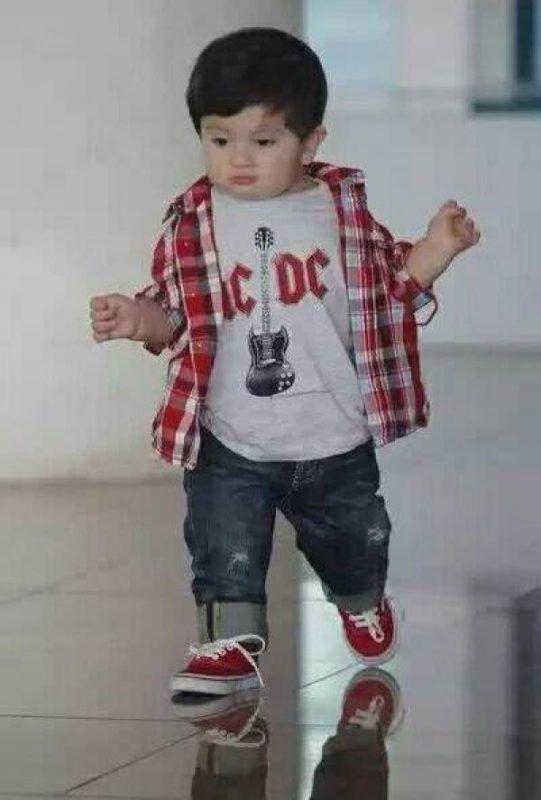 世界杯被萌娃抢镜?美斯C朗儿子一个软萌一个霸道,你喜欢哪一个